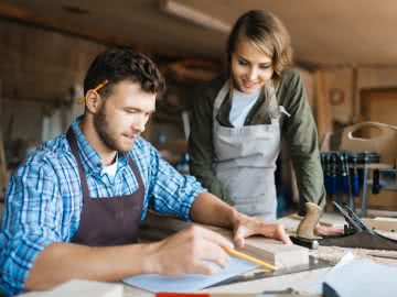 Small business owner trains employee that confidence is a one of the key characteristics of small business owners.